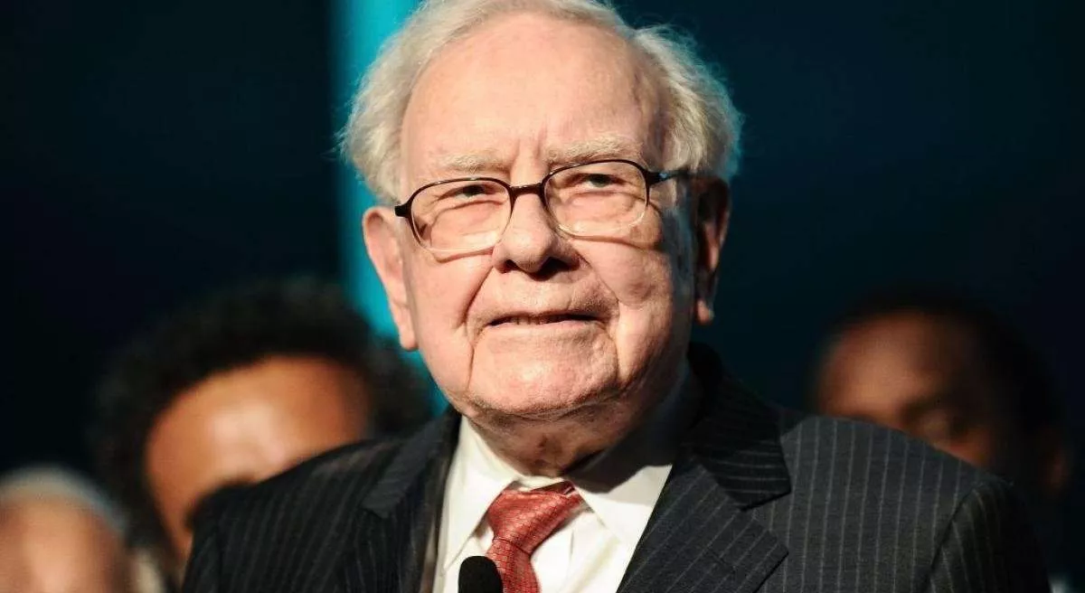 Warren Buffett’s Surprising Advice to eToro’s CEO Sparks Debate on Crypto Strategy
